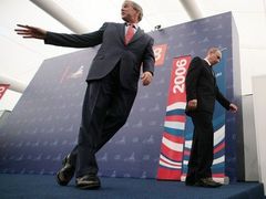 Bush a Putin: Kdysi si byli blízcí, dnes je dělí propastná nedůvěra