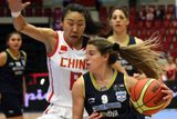Mistrovství světa v basketbale žen, osmifinále, utkání o 13. - 14. místo Argentina - Čína, 29. září v Karlových Varech. Mariana Cavaová z Argentiny (vpravo) a Li-ťie Miao z Číny.