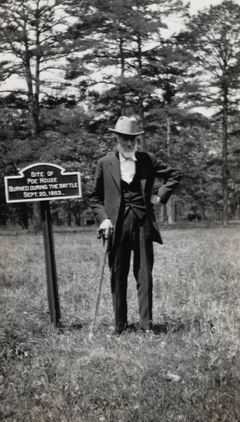 Na snímku z roku 1927 stojí čtyřiadevadesátiletý Larkin Poe na místě svého někdejšího srubu. Vyhořel při bitvě u Chickamaugy v září 1863.