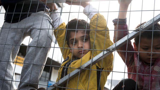 Děti - uprchlíci v táboře, sirotci - uprchlíci v táboře, smutná představa.