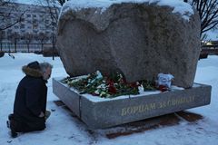 Pieta za Navalného. Stateční Rusové nosí květiny k památníkům obětí represí