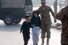 Pákistán popravil čtyři muže, kteří při útoku na školu zabili 134 dětí