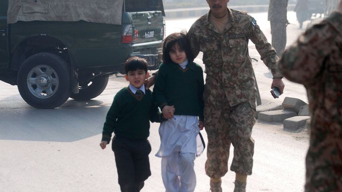 Tálibánci obsadili školu v pákistánském Péšávaru.