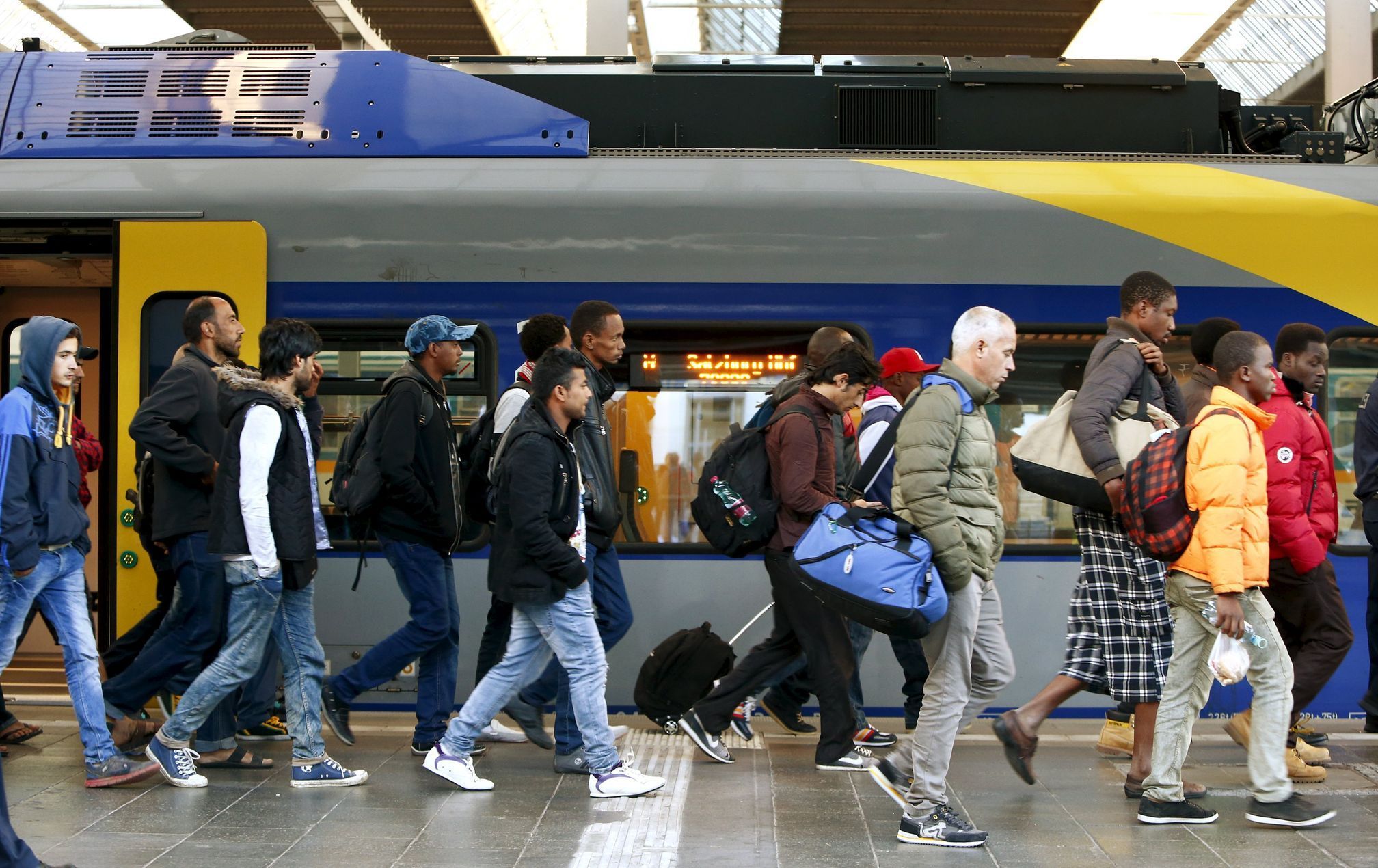 Běženci přijeli na hlavní nádraží v Mnichově