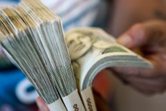 Finanční analytický úřad loni zabavil 7,55 miliardy korun z podvodných transakcí