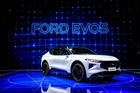 Ford Evos je novinkou modrého oválu ve střední třídě, která ale podle zástupců značky není nástupcem Mondea. Má se jednat o auto specificky určené pro čínské zákazníky, které také z velké části v Číně vzniklo. Kříženec hatchbacku, kombi a SUV pak uvnitř dostal 12,3palcový displej místo budíků a obrovskou 27palcovou 4K obrazovku multimediálního systému. Otázka pohonu zatím zůstává otevřená, určitý stupeň elektrifikace je ale téměř jistotou.