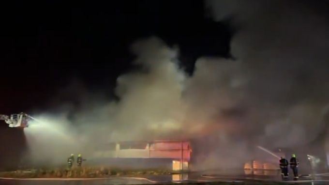 Rozsáhlý požár skladovací haly se zábavní pyrotechnikou v Bohušovicích nad Ohří na Litoměřicku.