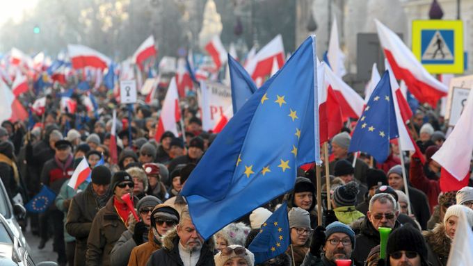 Účastníci demonstrace ve Varšavě.