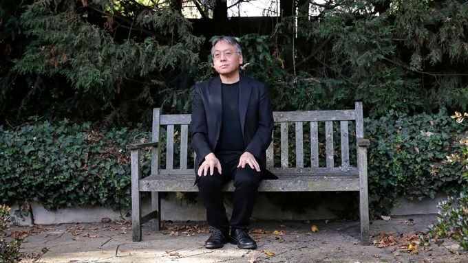 Kazuo Ishiguro před svým domem v Londýně krátce poté, co se v říjnu 2017 stal laureátem Nobelovy ceny za literaturu.