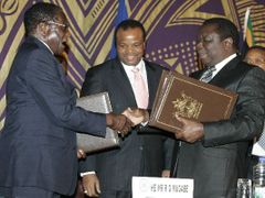Morgan Tsvangirai (vpravo) a Robert Mugabe loni v září podepsali dohodu o společné vládě národní jednoty, která však stále nebyla zrealizována. Přetrvávají spory o obsazení úřadů
