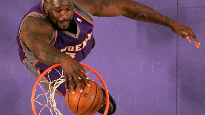 V NBA jsou momentálně populární záběry z košů na palubovku. Tento zachytil Shaquilla O'Neala, hrajícího za Phoenix Suns, v zápase proti Los Angeles Lakers.