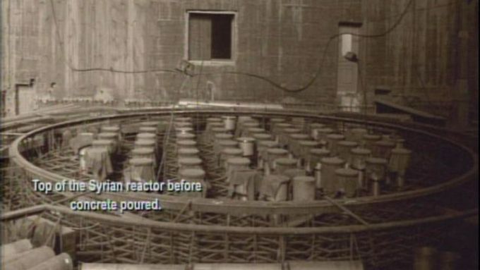 Jedna z fotografií, podle USA dokazující stavbu reaktoru v Sýrii.