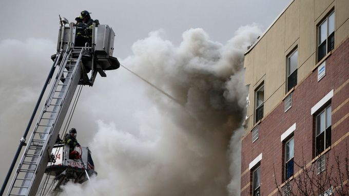 Hasiči likvidují požár, k němuž došlo po zřícení pětipodlažní budovy na Manhattanu.