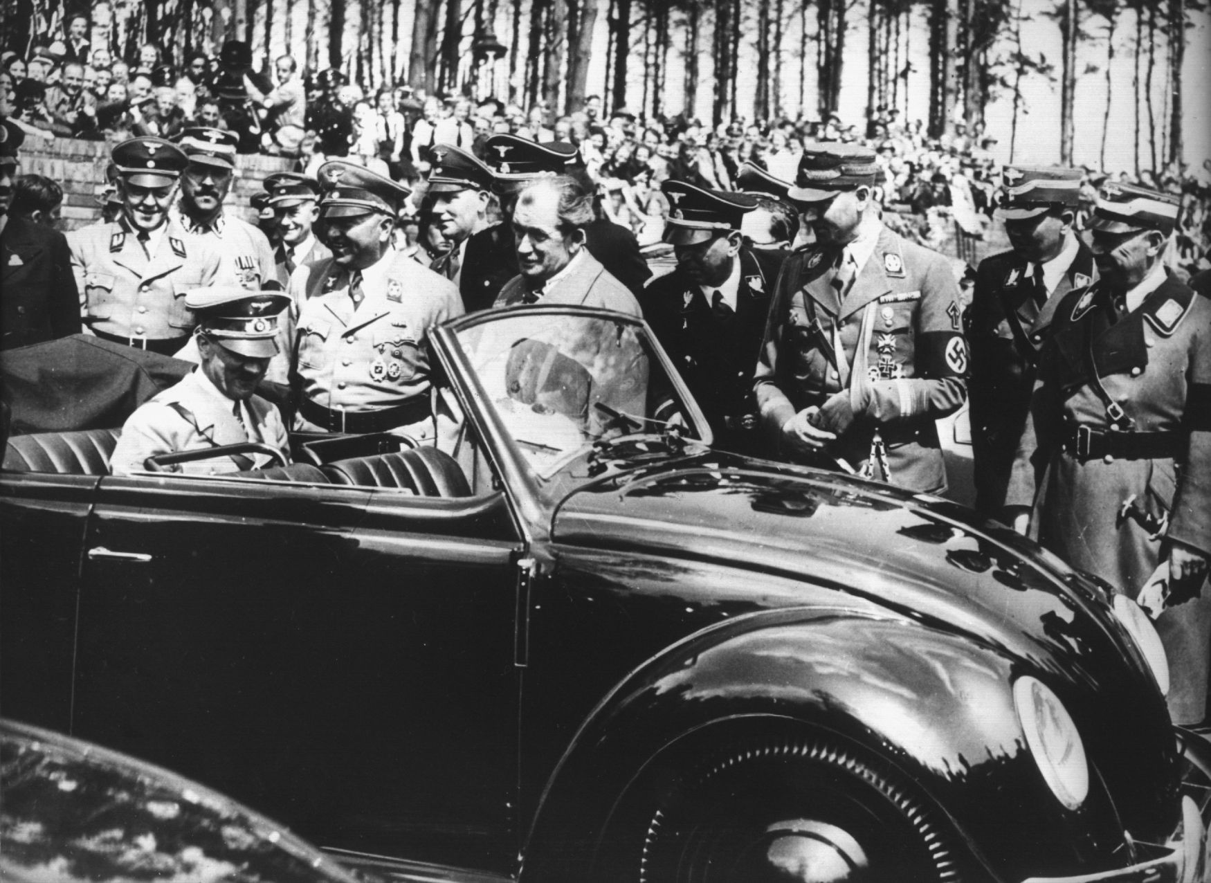 Adolf Hitler a Ferdinand Porsche u prototypu budoucího VW Brouk