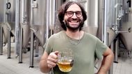 Samuele, sládek pivovaru Lucky Brews v italské Vicenze, držící v ruce český ležák pojmenovaný "Praha 12". 12. září 2025.