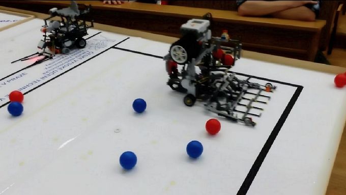 Vítězný robot Františka Hurta  a jeho týmu z Robosoutěže 2013. Robot měl za úkol  sbírat červené míčky, míčky modré barvy naopak házet k soupeři.
