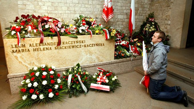 Sarkofág v kryptě krakovského hradu Wawel, kde jsou uloženy ostatky prezidenta Lecha Kaczyńského a jeho choti Marie.