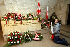 Ostatky exprezidenta Kaczyńského vrátili do sarkofágu. Analýza má rozkrýt tragedii u Smolensku