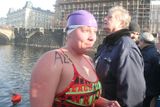 Vládly ženy, které obsadily první tři místa. Vítězka Lenka Štěrbová z Pardubic, která loni přeplavala kanál La Manche, zvládla 750metrovou trať za osm minut a 33 sekund.