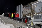 Počet obětí zemětřesení překonal 30 tisíc, záchranáři stále vyprošťují přeživší