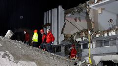 Turecko zemětřesení záchranáři zřícená budova