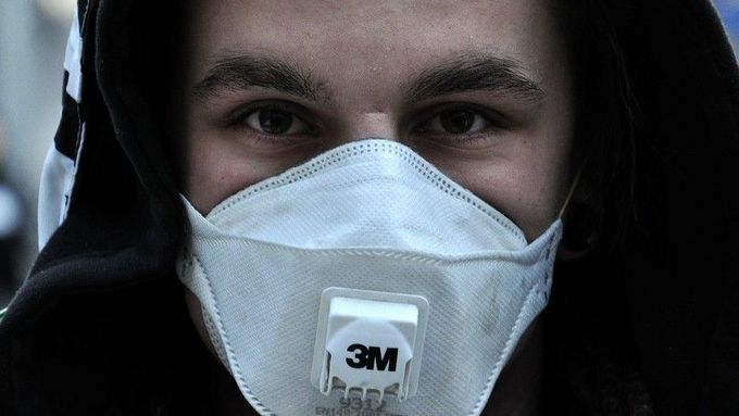 Během inverzního počasí překračují hodnoty jemného polétavého prachu na Ostravsku a Karvinsku limity ohrožující lidské zdraví. A to mnohonásobně. V prosinci proti tomu protestovali účastníci akce rouška pro Ostravu