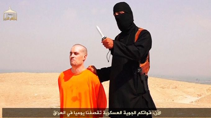 Záběr z videonahrávky, na níž džihádisté z Islámského státu popravili amerického novináře Jamese Foleyho.