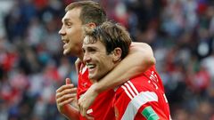 Mario Fernandes a Arťom Dzjuba slaví vítězství Ruska nad Saúdskou Arábií na MS 2018