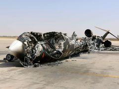 Zničené letadlo na letišti v Tripolisu.