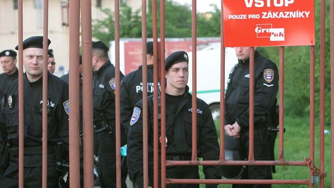 Policisté zůstanou za branami městského stadionu v Srbské ulici.