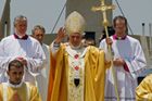 Stáří, horko, davy. Papežské bohoslužby budou rizikové