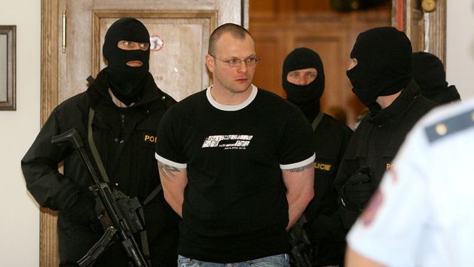 Policisté odvádějí Tomáše Půtu ze soudní síně, kde soudce Petr Franc rozhodl o jeho umístění do vazby.