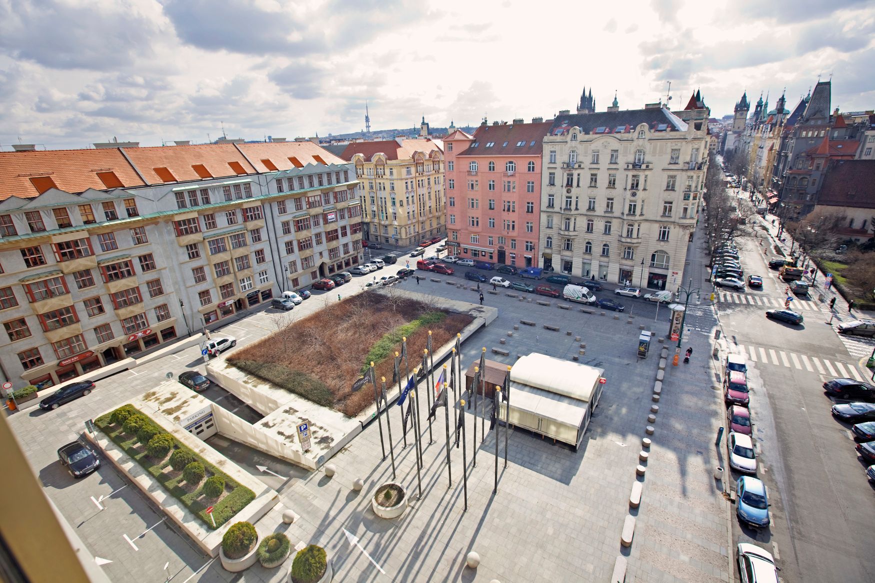 Piazzetta před hotelem InterContinental na pražském Starém Městě.