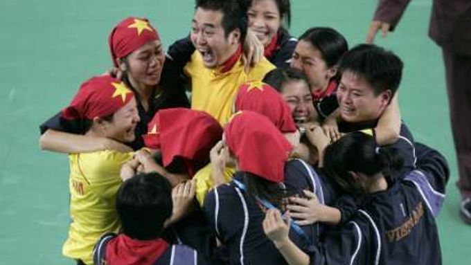 Hráčky Vietnamu a jejich trenér Ha Tung Lap (uprostřed) se radují z vítězství v sepaktakrawu na Asijských hrách v Dauhá.