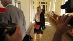 Právníčka SŽDC Věra K., která lila nadřízené do pití projímadlo, u Městského soudu v Praze, který jí potvrdil tříleté vězení a přikázal nahradit škodu na zdraví jeden milion korun.