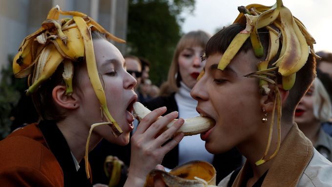 Protestující s banány se v pondělí sešli před Národním muzeem ve Varšavě.