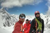 Tady už vidíte všechny tři horolezce, kteří plánují vystoupit na vrchol. Zleva Tomáš Petreček, Marek Novotný a Pavol Lupták.