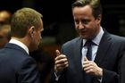 Britský premiér David Cameron (vpravo) hovoří v Bruselu s předsedou Evropské rady Donaldem Tuskem.