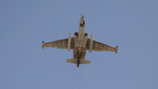 Ruský bojový letoun Sukhoi - 25 Su přilétá na Iráckou vojenskou leteckou základnu al-Muthanna, aby pomohli tamní armádě v boji proti ISIL.