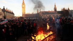 Britští studenti se v centru Londýna perou s policií