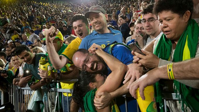 Copacabana. Publikum slaví vítězství brazilských plážových volejbalistek v semifinále s USA.