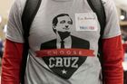 Stoupenec Teda Cruze na mítinku v Iowě.
