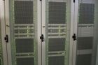 Ve vysokých skříních superpočítači tepe 640 procesorů, každý o dvanácti jádrech.