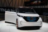 Volkswagen BUDD-e (2016) - Přijde doba, kdy na elektrický pohon nebudou jezdit jen malé městské vozy nebo luxusní Tesly. Dostane se i na mikrobusy. Až se tak stane, Volkswagen chce být připravený. Proto má tento koncept.