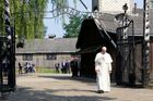 Foto: Papež František navštívil koncentrační tábor Osvětim, pomodlil se v cele smrti