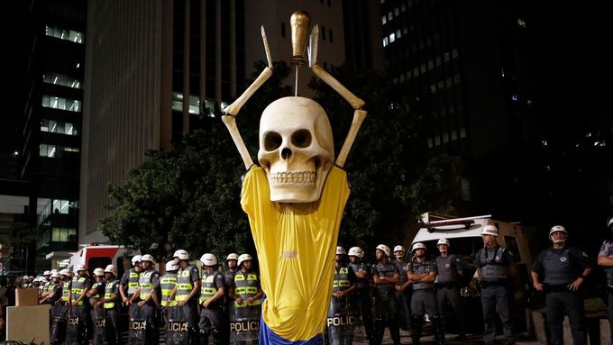 Prohlédněte si fotografie z nočních protestů a následných výtržností, kterými tisíce Brazilců protestovaly proti nákladnému fotbalovému šampionátu, během jehož přípravy zemřelo už osm dělníků.