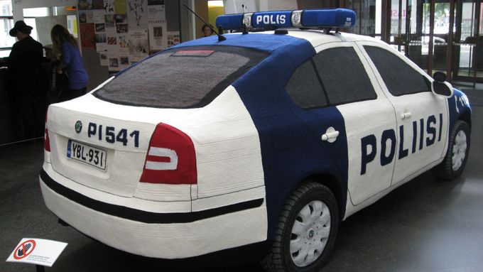 Zdálky byste si mohli myslet, že jde o skutečné policejní auto. Ve skutečnosti je tato Octavia upletená z vlny.