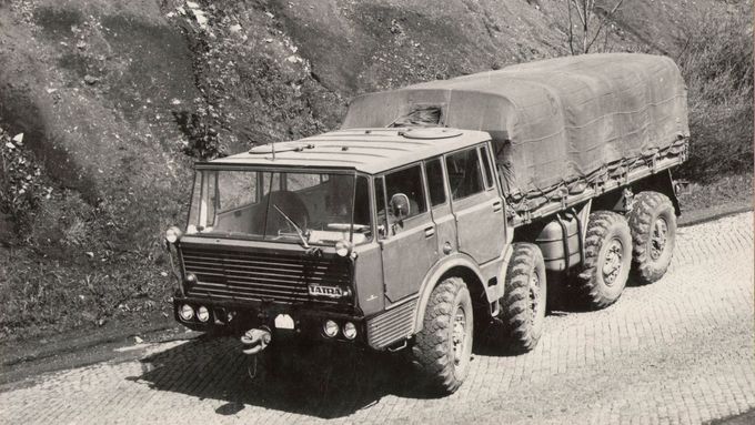 Čtyřnápravový vojenský Kolos s dvojkabinou patřil řadu let k základním autům československé armády.