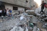 Na snímku obyvatelé Rafáhu prohledávají trosky budov, které byly zničeny během náletu.
