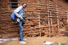 Keňský mladík fotí v největším slumu Afriky. Před objektivem mi umírali lidé, líčí